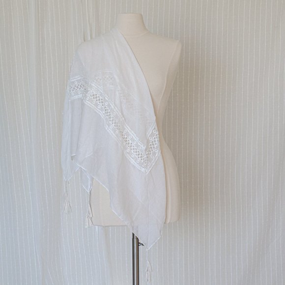 David and Young Boho White scarf with tassels - Picture 2 of 3